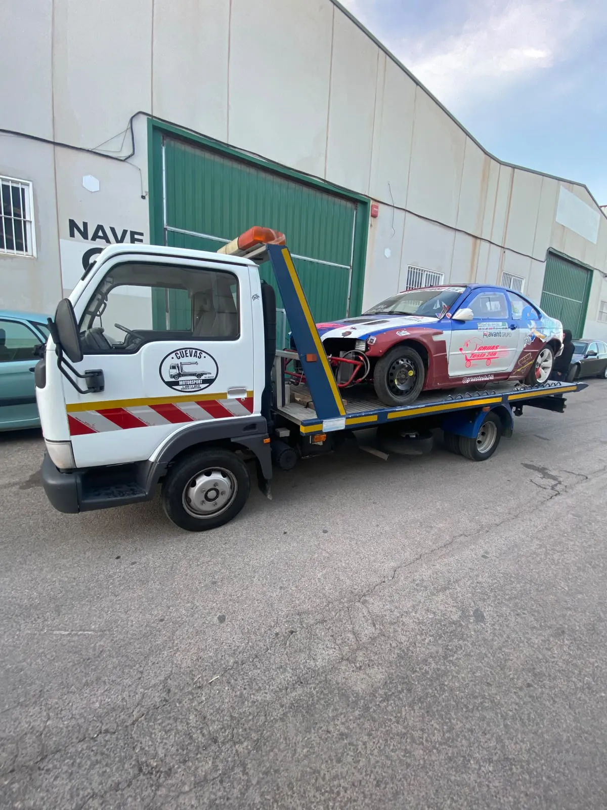 Coche de competición preparado para su porte