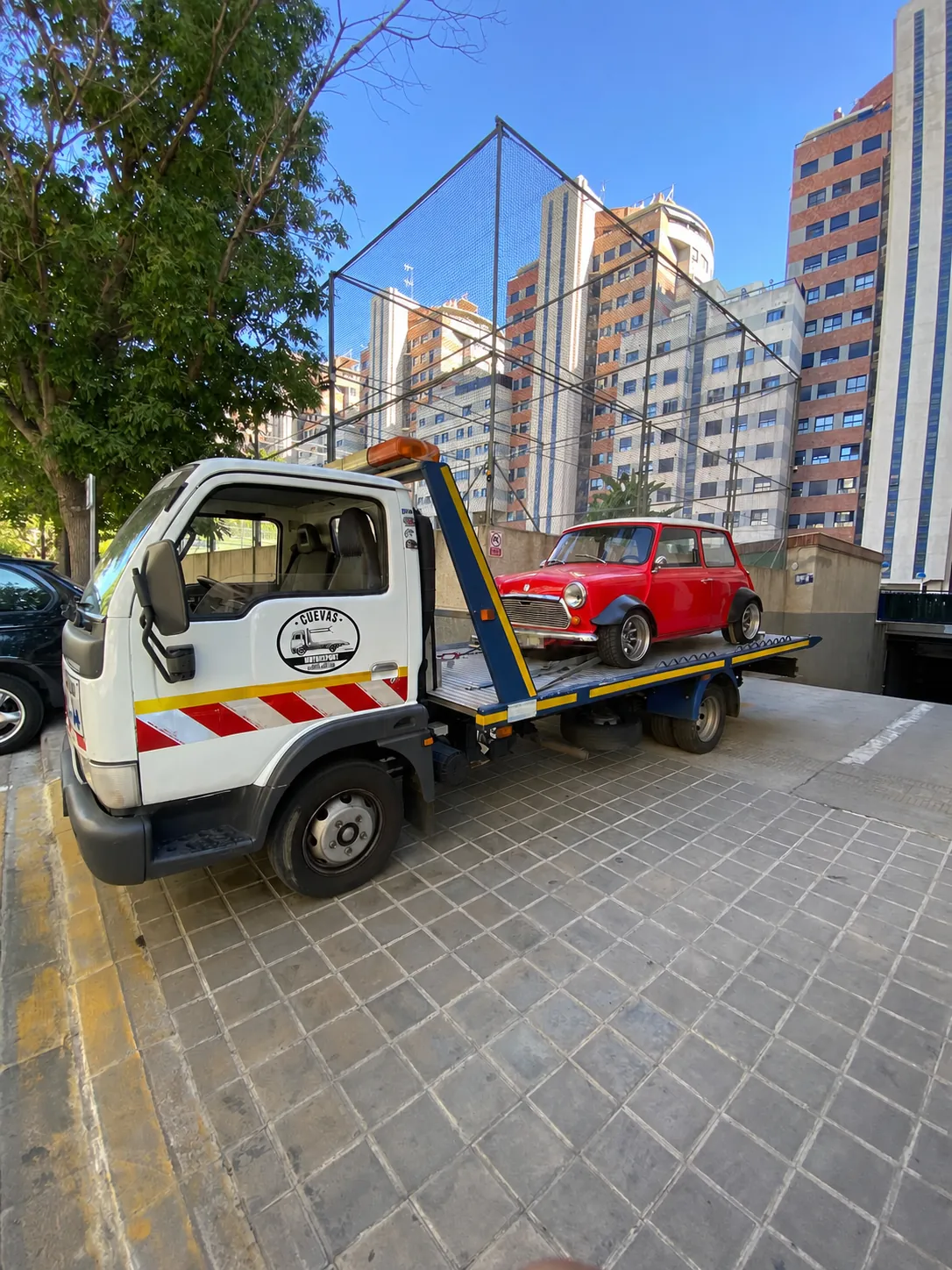 Mini clásico rojo preparado para su traslado