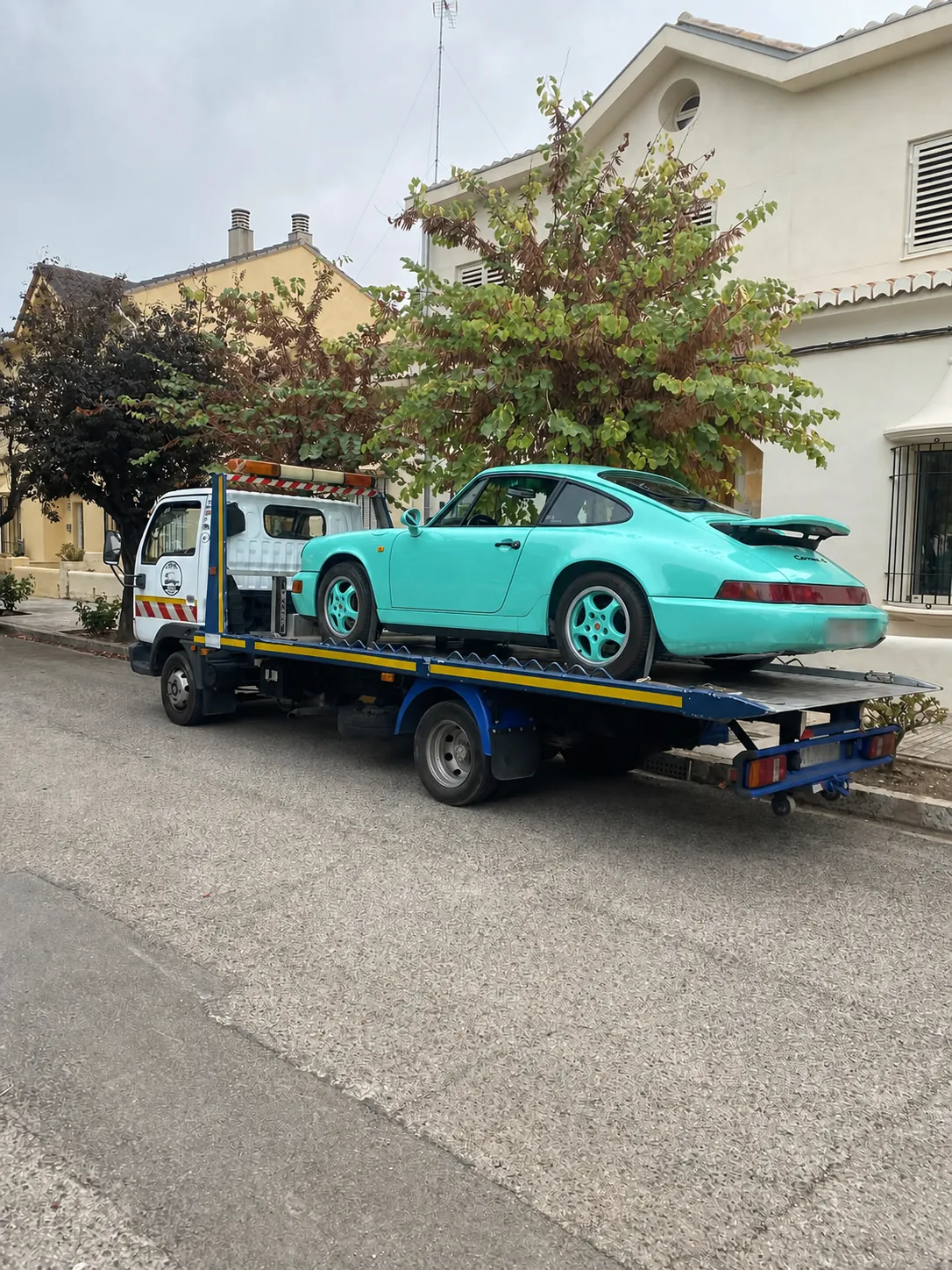 Porsche 911 clásico sobre la grúa de Cuevas MotorSport