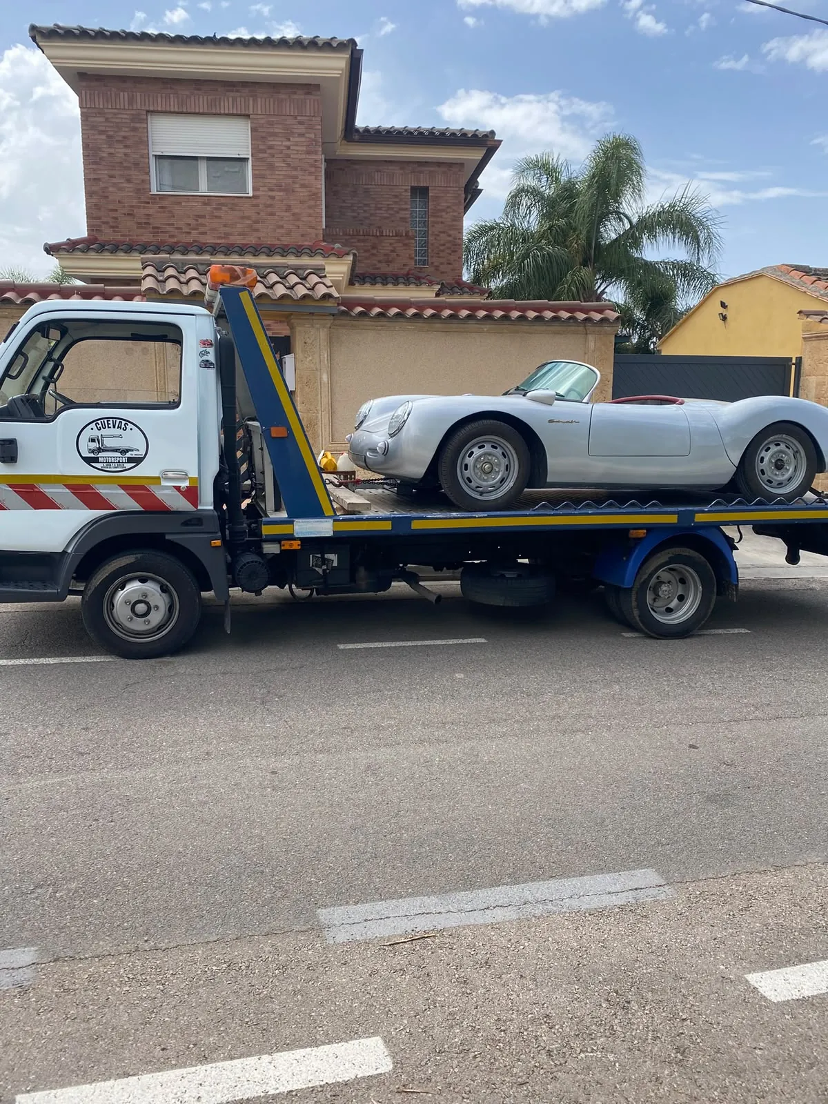 Porsche Speedster clásico sobre la grúa
