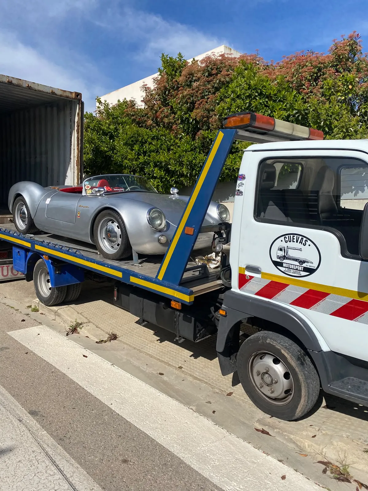 Speedster clásico asegurado para su transporte