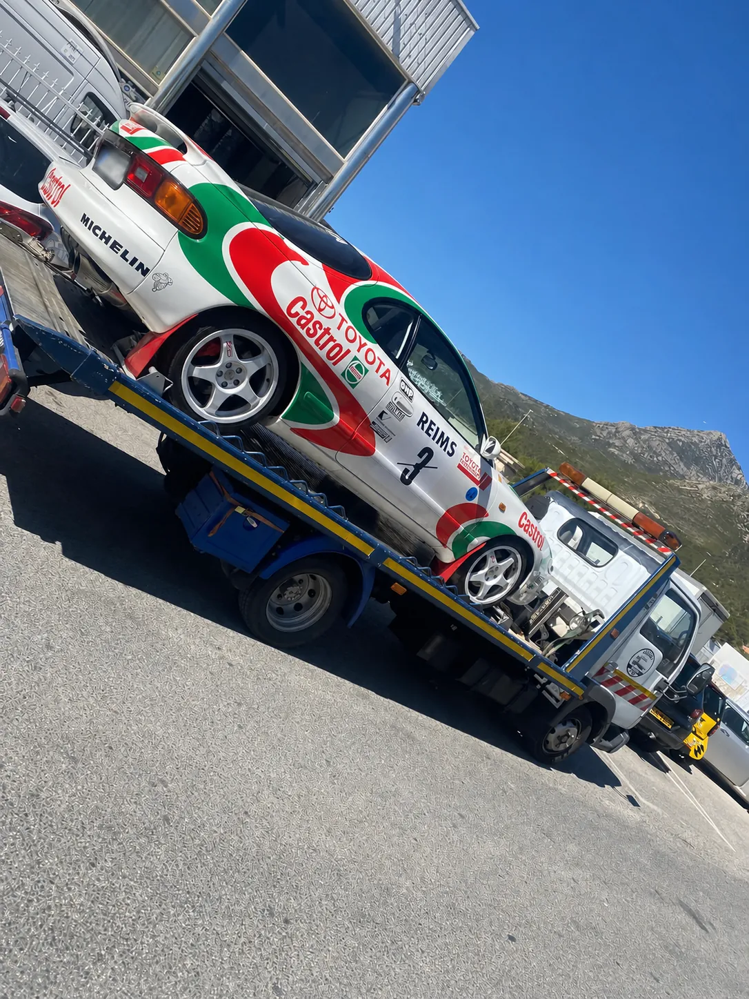 Toyota Celica de rally sobre plataforma de transporte