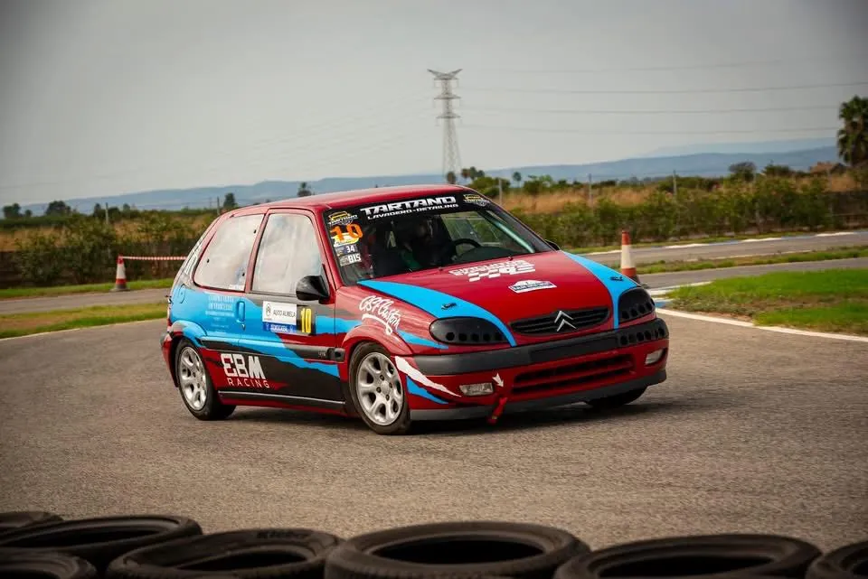 Coche de rally de Cuevas MotorSport en circuito
